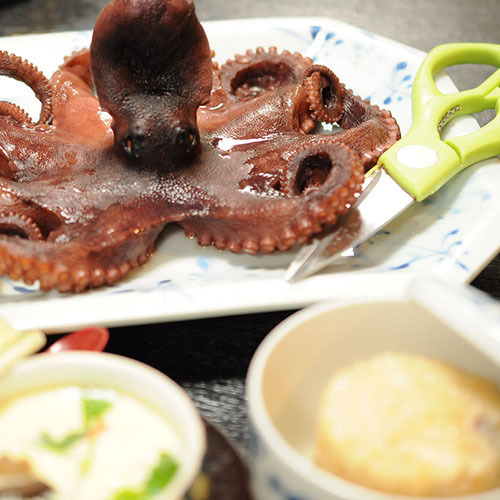 ◆夕食:日間賀島のタコは格別身は柔らかくプリプリです。(たこの丸湯では3名様で1匹です)