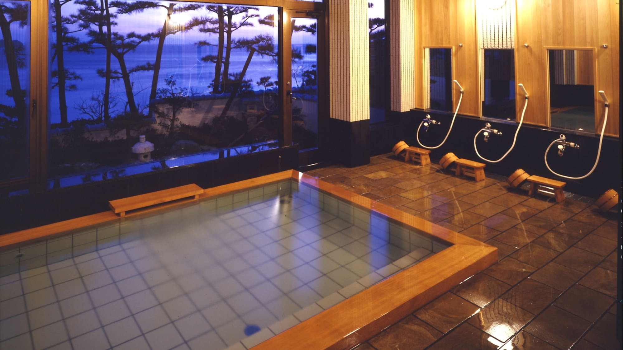 ◆<大浴場>窓の外は庭園、そしてその先には海が広がっています