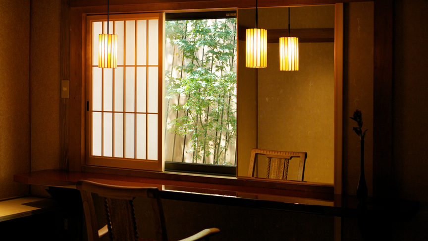 【数寄屋造り離れ/長生殿】ドレッサー室から坪庭を眺める