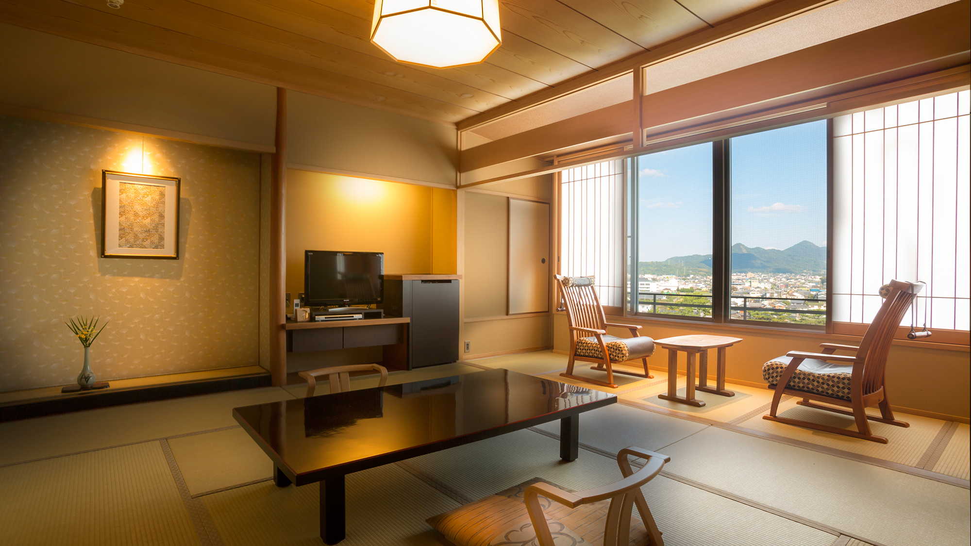【富士見台/和室(讃岐平野側)】歴史ある門前町や雄大な阿讃山脈を望む(一例)