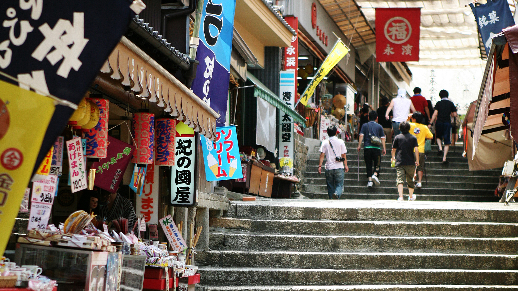  参道の賑わうお店でお土産選び