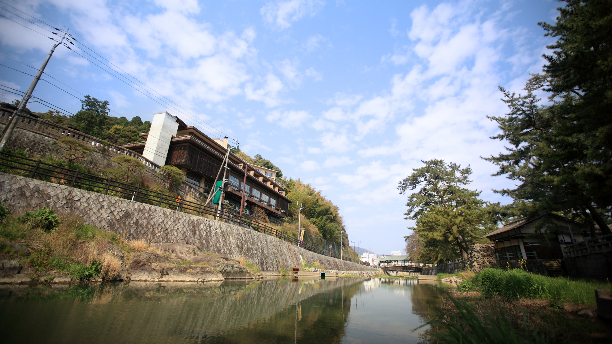 宿の目の前を流れる金倉川