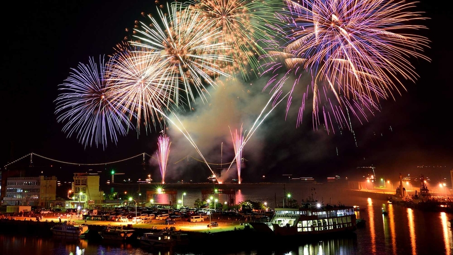 毎年8月に愛媛県今治で開催される、踊りと郷土芸能と花火の大祭「おんまく」の花火大会。