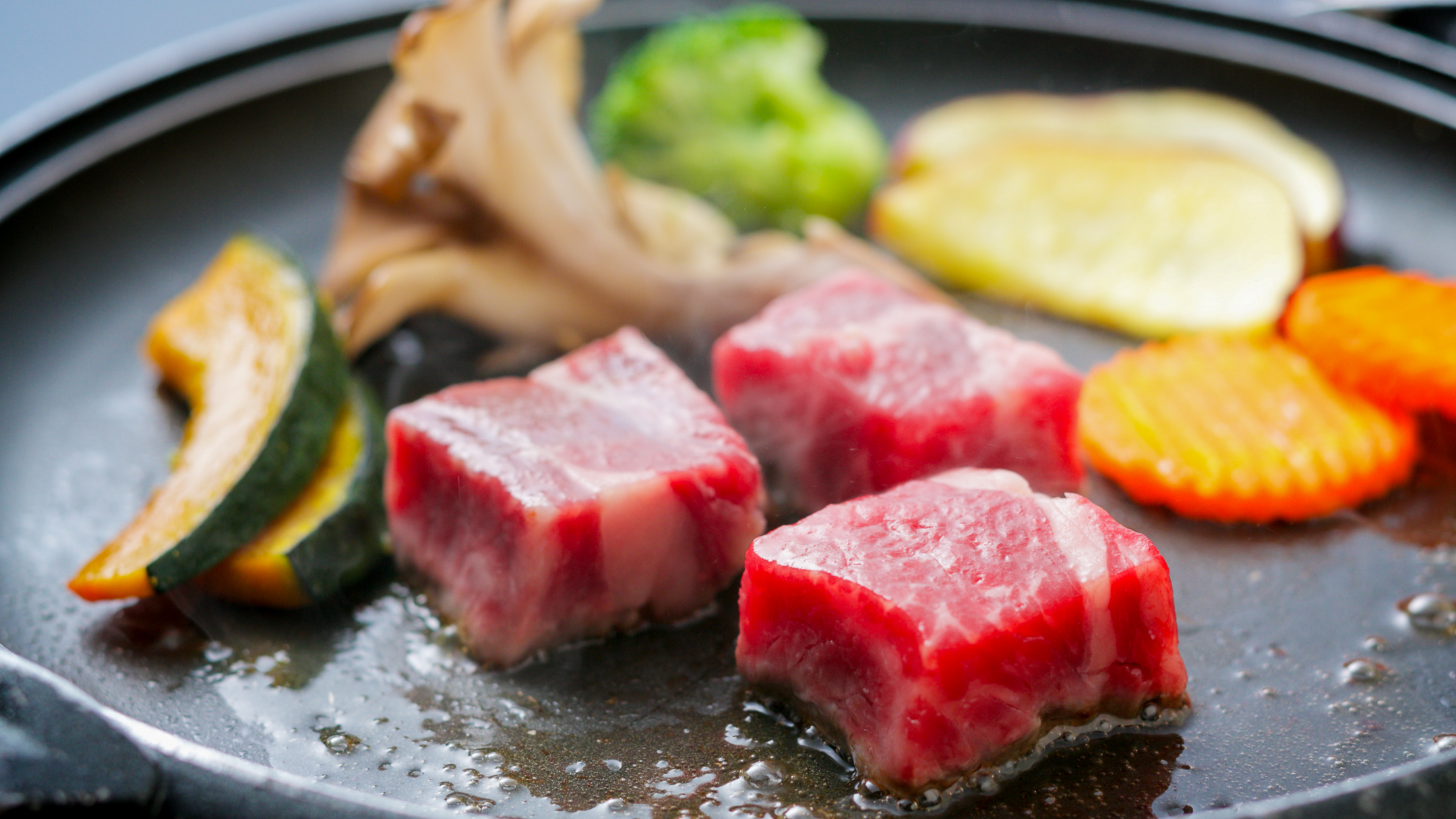 【追加一品】伊予牛陶板焼き。別名「絹の味」でまろやかな味わいが特徴です。