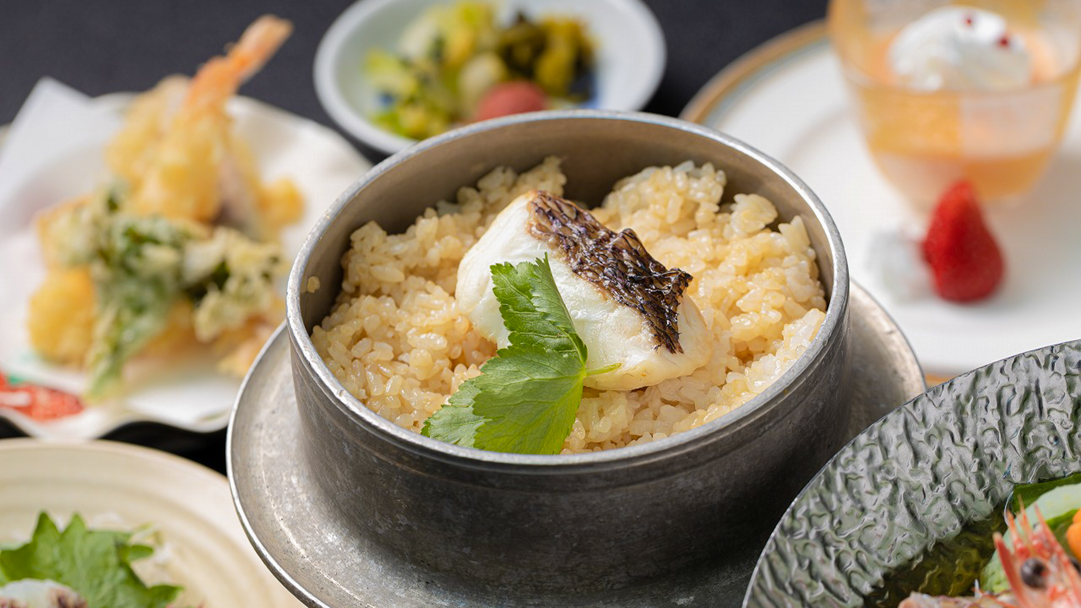 汐の丸名物　鯛めし（例）