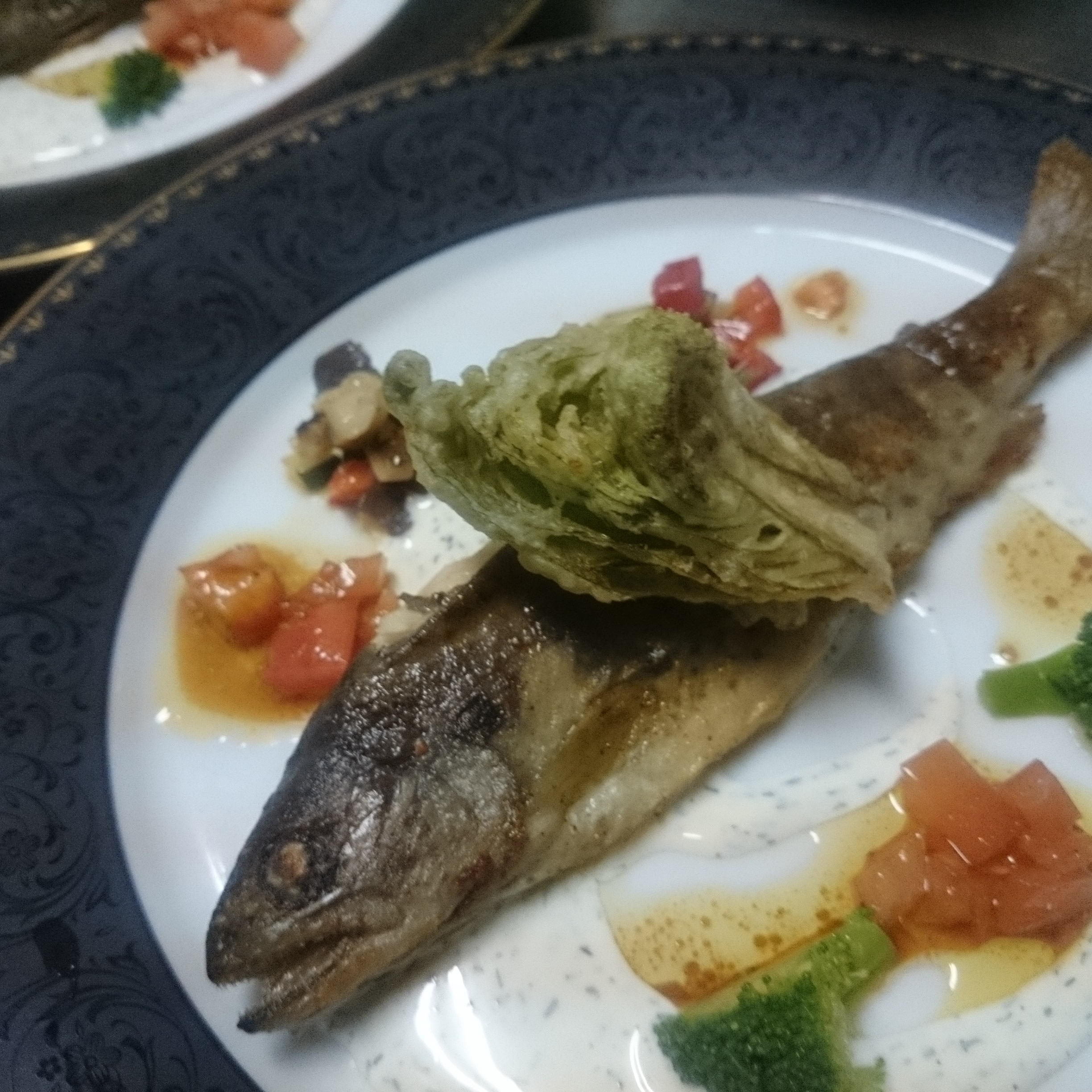 アマゴのコンフィ　フキノトウを乗せて