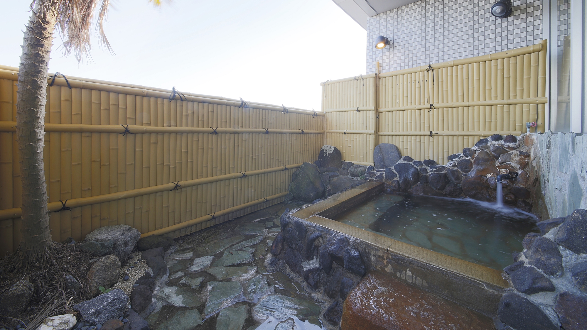 *【男湯】サウナ付きの内湯からは、広大な三河の海が楽しめます。