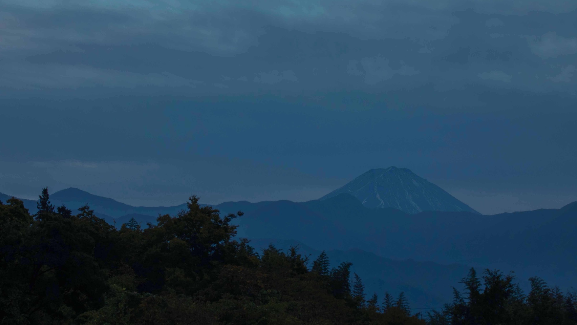 【施設周辺】正面玄関を出てすぐの広場から少しだけ富士山を望むことができます