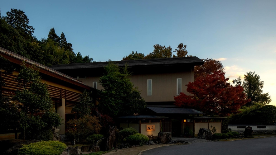 「ようこそ坐忘へ」日本庭園と源泉かけ流しの湯、季節のお料理とワインでごゆっくりお寛ぎください