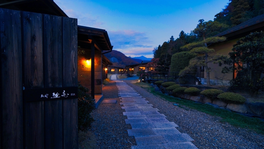 夕暮れ時の坐忘の小路