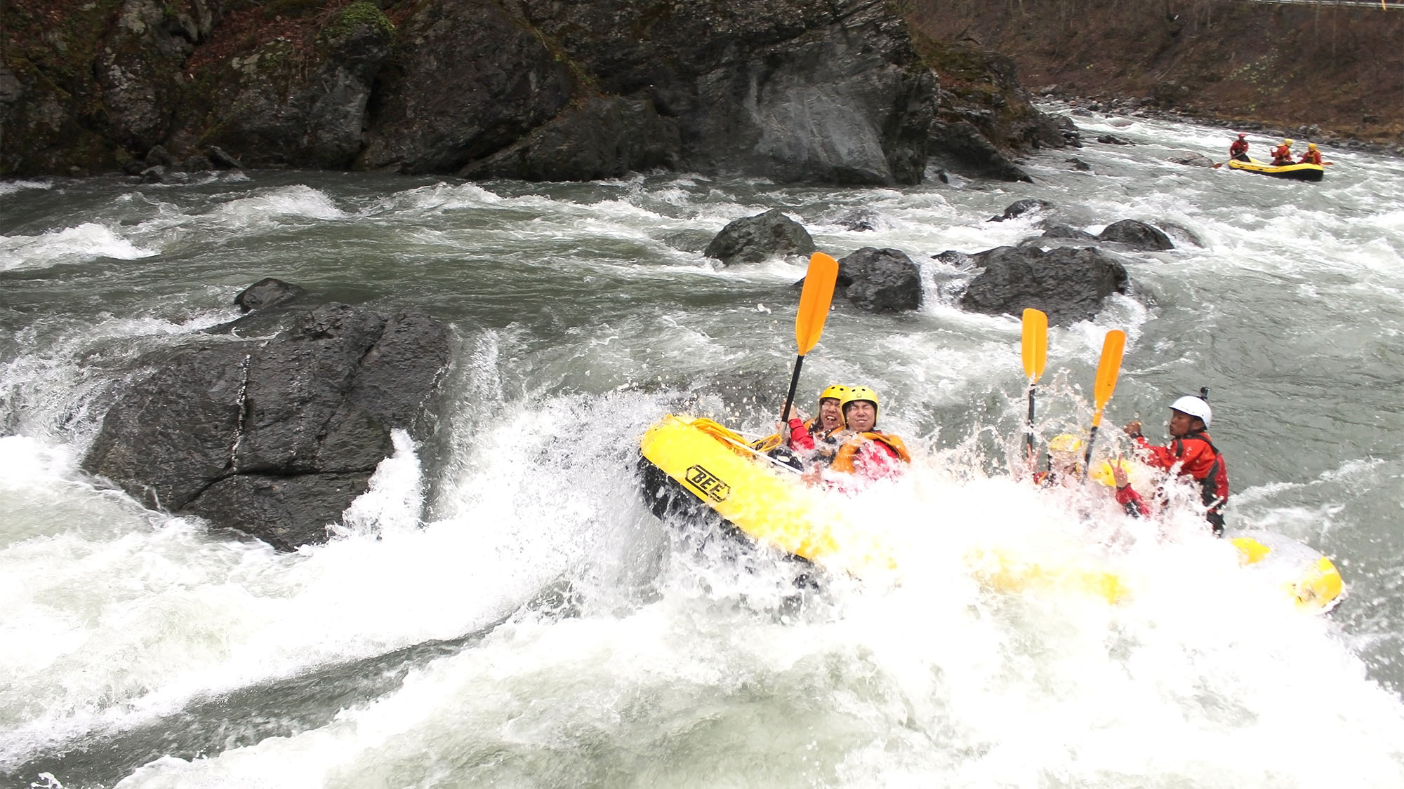 ・【鵡川のラフティング】たくさんの水しぶきを浴びながら乗り越える楽しさ満載