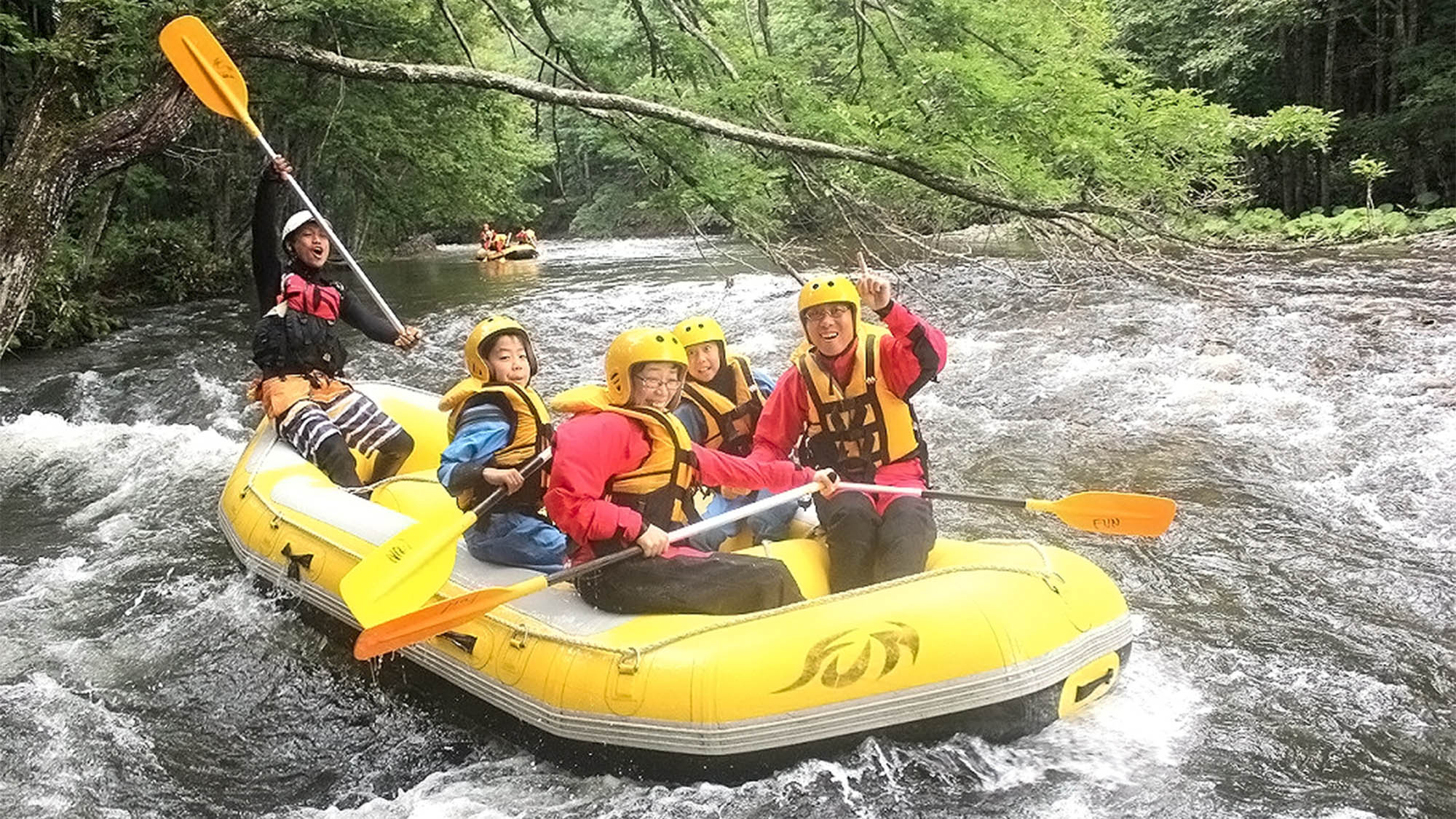 ・【空知川のラフティング】手つかずの大自然の中、童心にかえる川下り