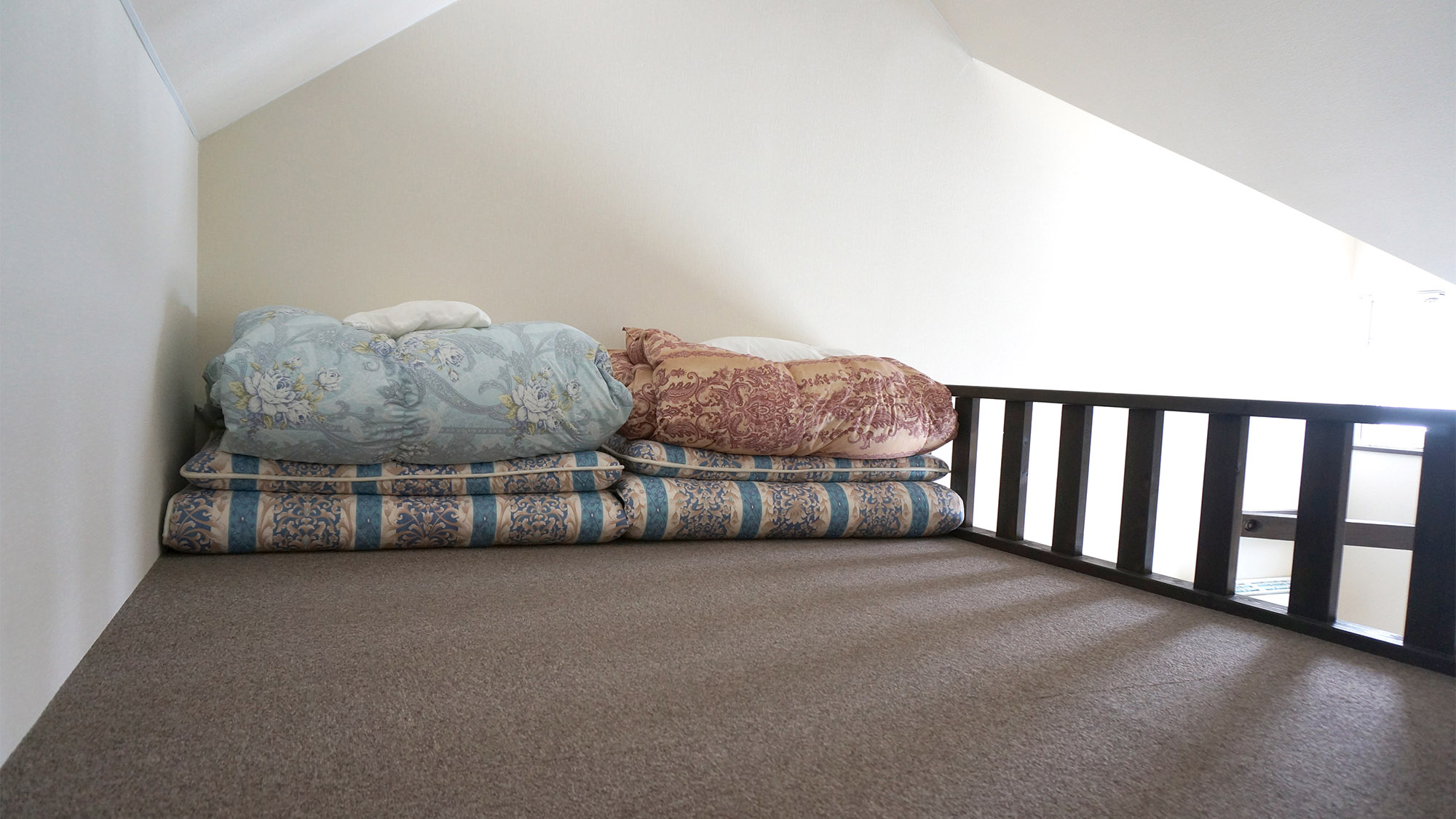 ・【ロフト付洋室一例】ベッド2台と布団で最大5名様までご利用いただけます