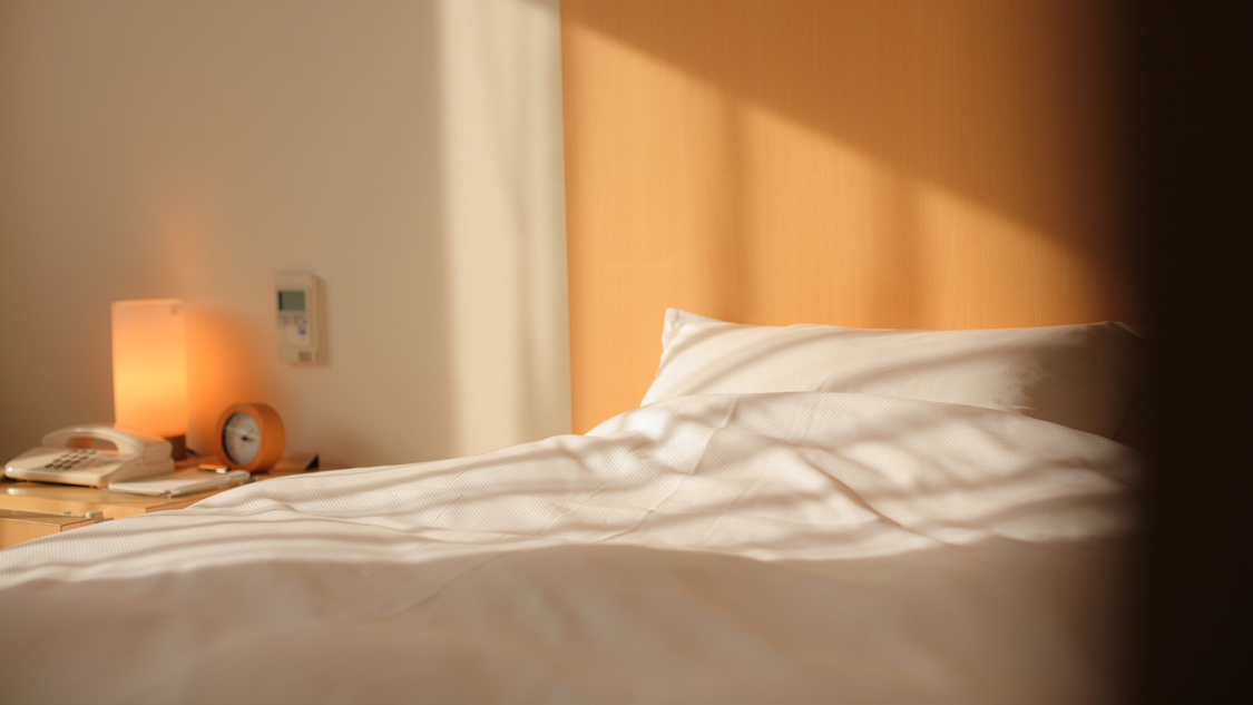 140cm幅の広々ベッドは、寝心地もバッチリ。ぐっすり眠れると好評です。