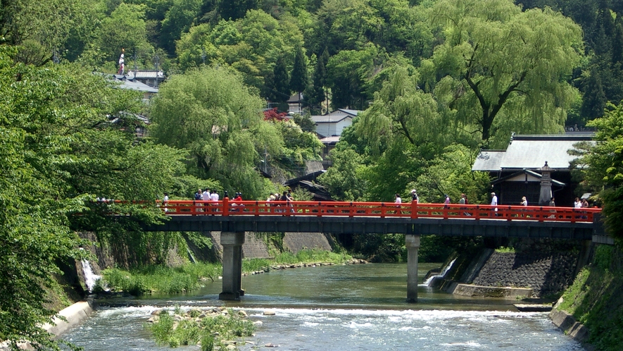 高山のシンボル『中橋』。古い町並みのすぐ近くで、人気の撮影スポットです。