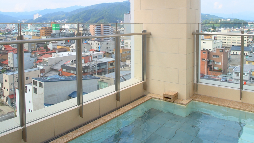 【展望露天風呂】男性露天風呂から飛騨高山の町並みを一望。