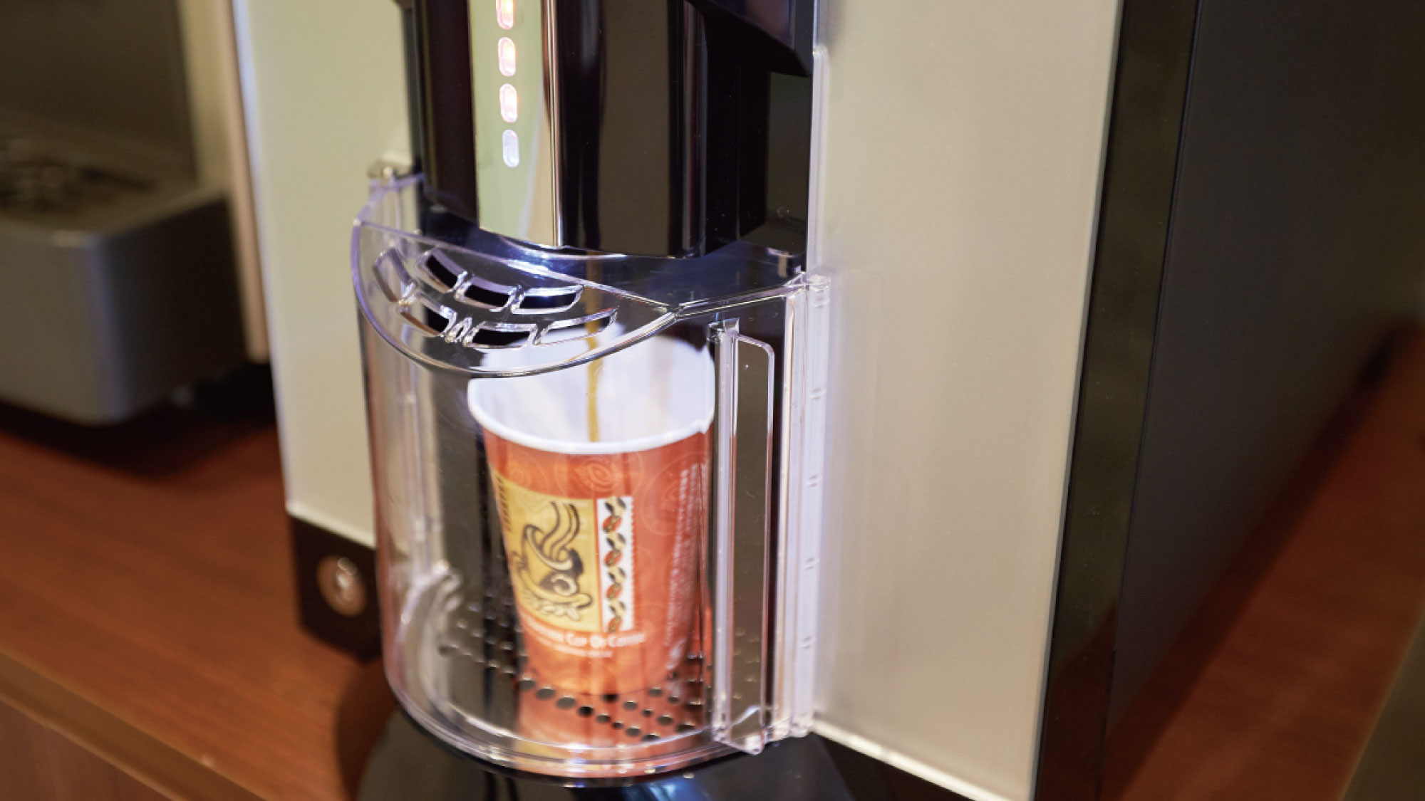 「琉球珊瑚珈琲」をご提供。沖縄の風化したサンゴを使用し、渋みの少ないまろやかな味わいです。