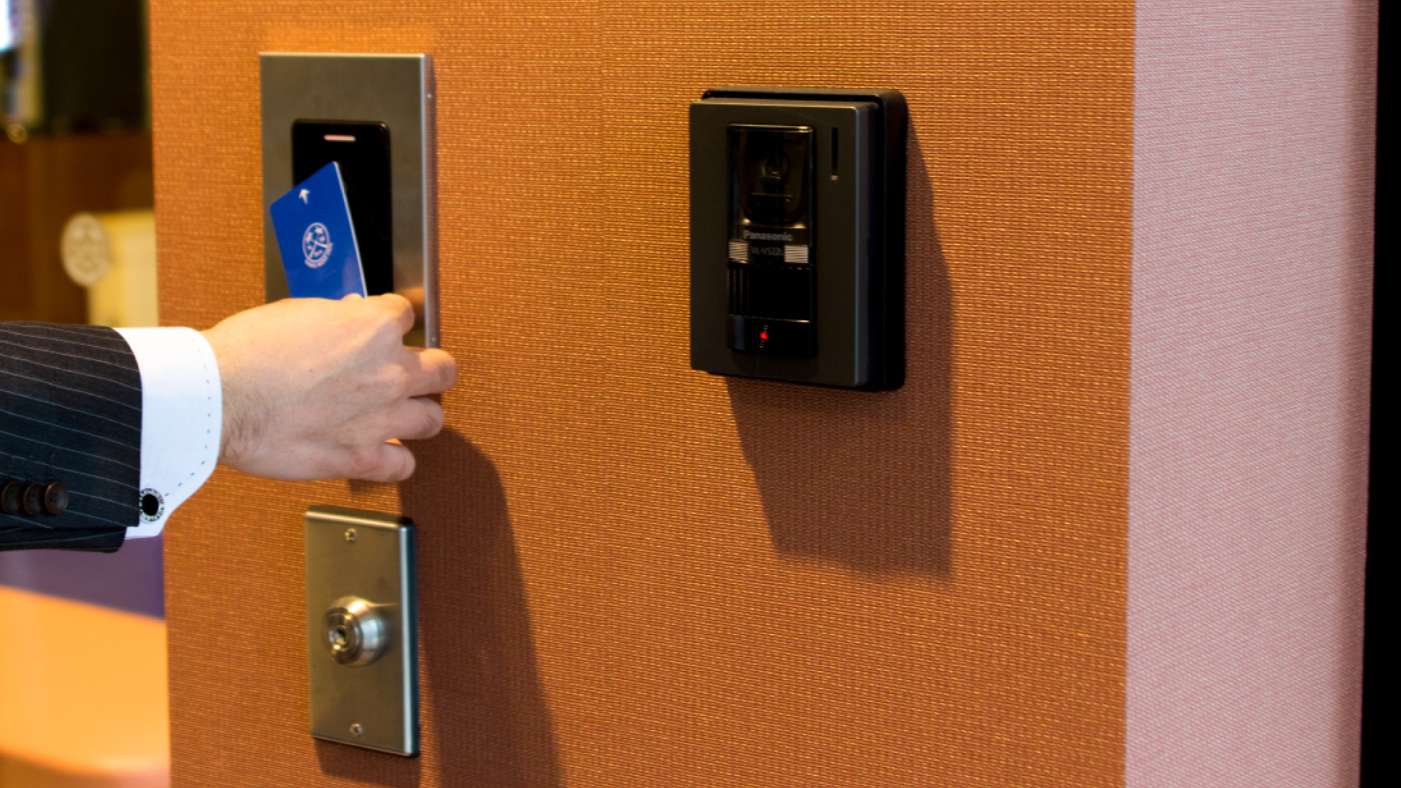 【新館】正面玄関セキュリティー（夜0時～朝5時）お部屋の鍵（カードキー）で解除可