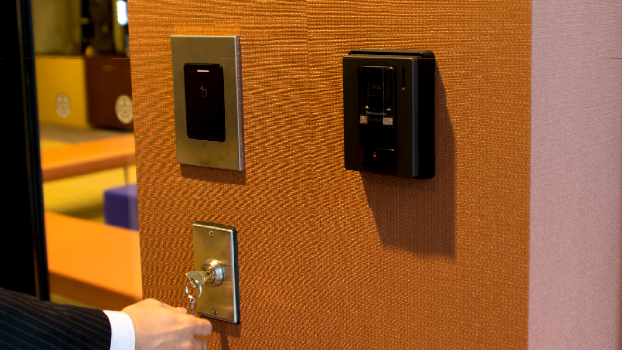 【本館】正面玄関セキュリティー（夜0時～朝5時）お部屋の鍵（シリンダーキー）で解除可　