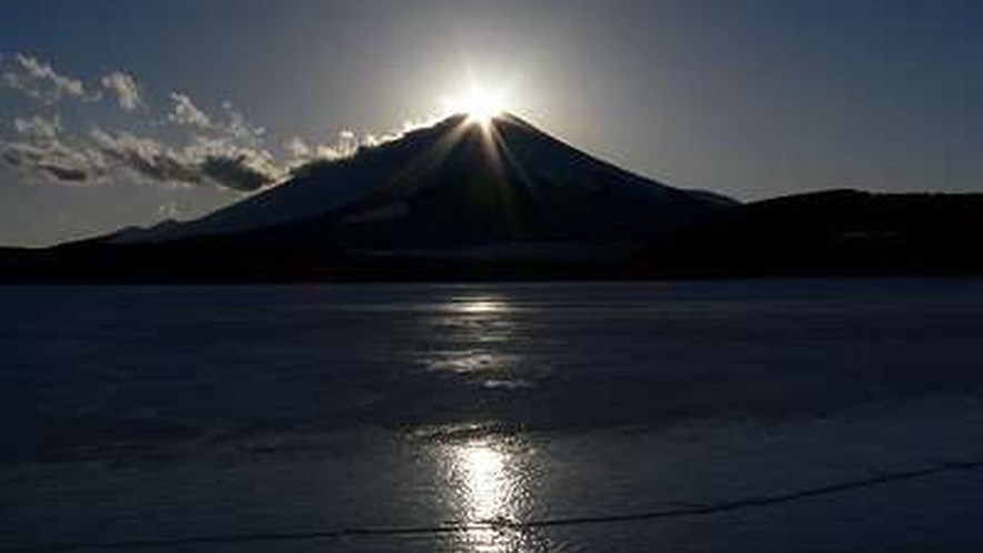 【ダイヤモンド富士】山中湖と富士山の真上に朝日が昇る絶景「ダイヤモンド富士」