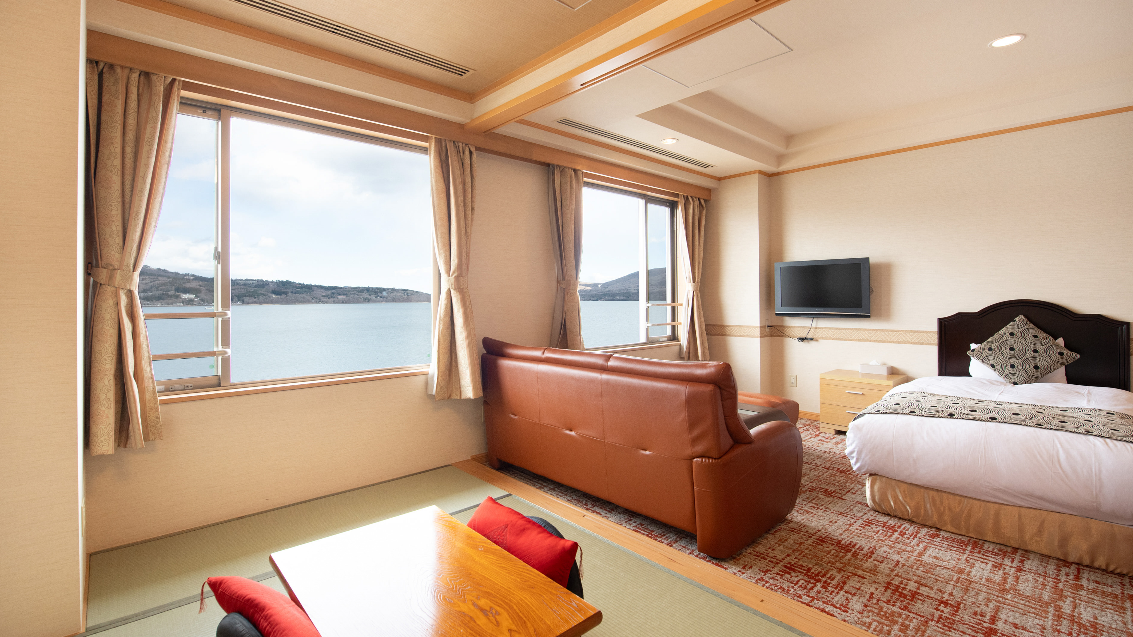 【山中湖ビュー客室】温泉風呂付スイートルーム50平米　禁煙