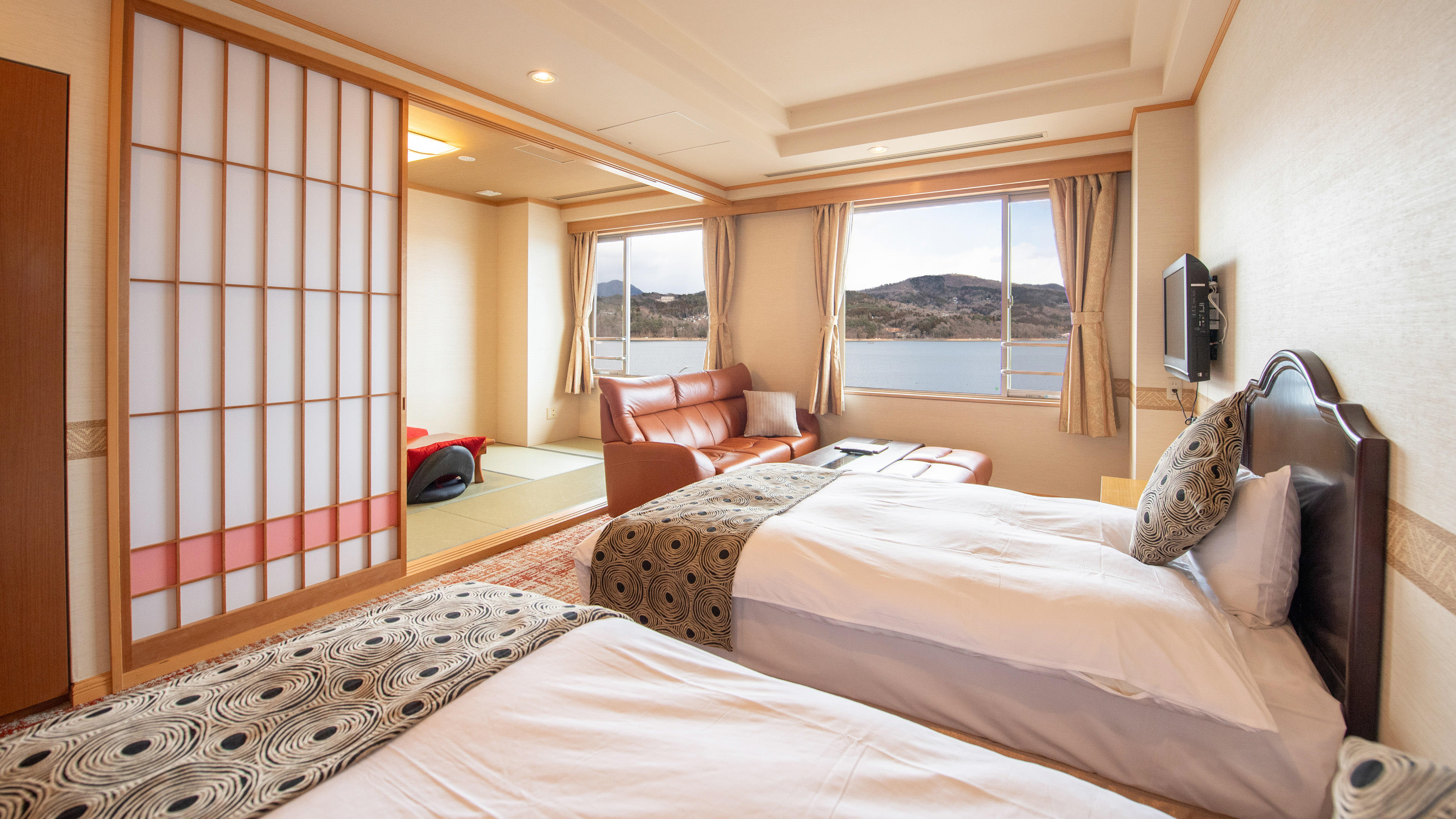 【山中湖ビュー客室】温泉風呂付スイートルーム50平米　禁煙