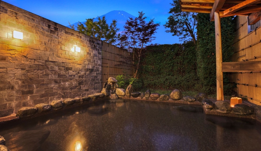 【富士山を眺める温泉露天風呂】晴れた日は絶景の富士山を眺めゆったりと湯浴みを堪能いただけます