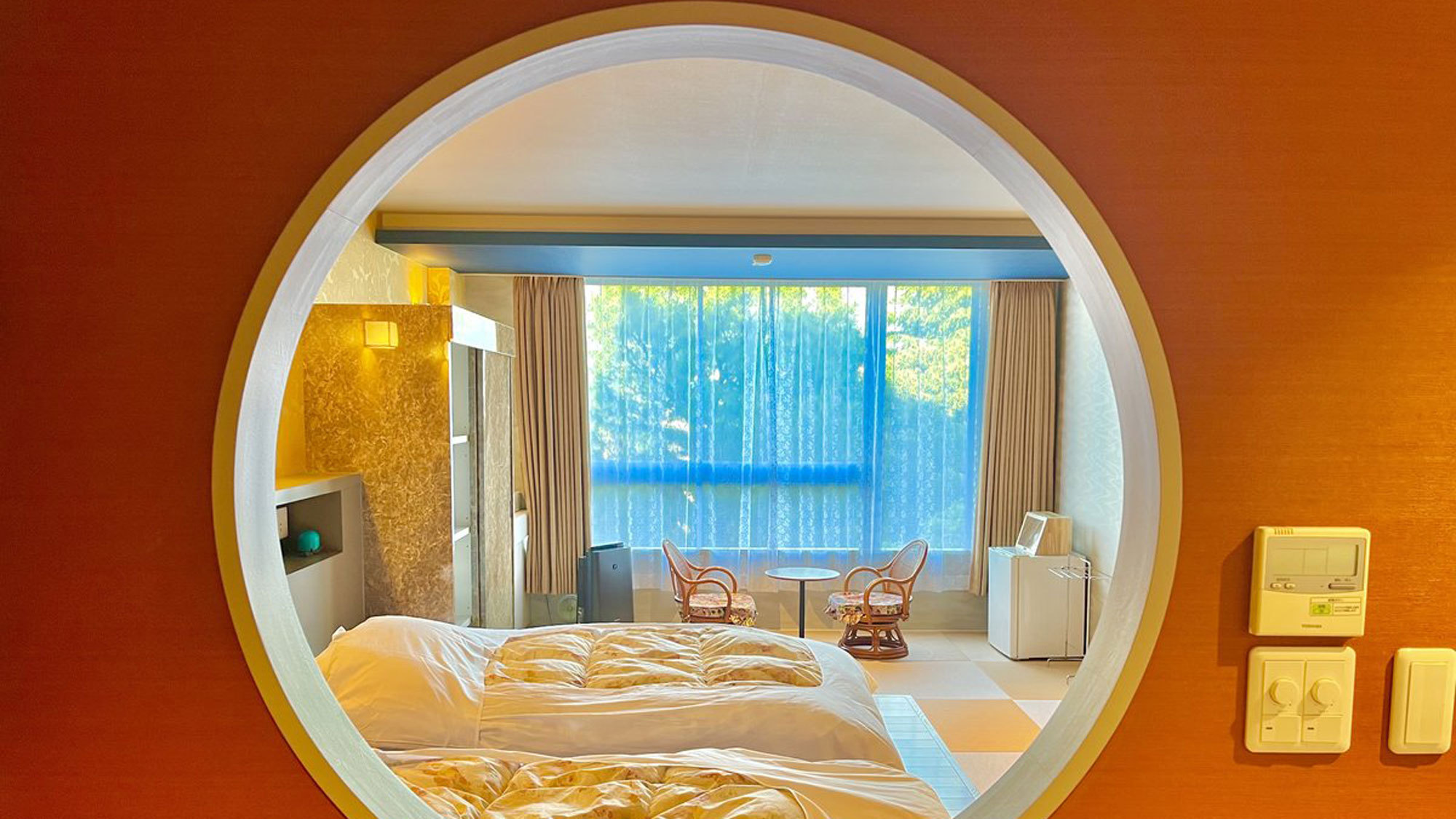 *【和モダン10畳（一例）】お部屋内に月のような丸いくり抜きのパーテーションがございます