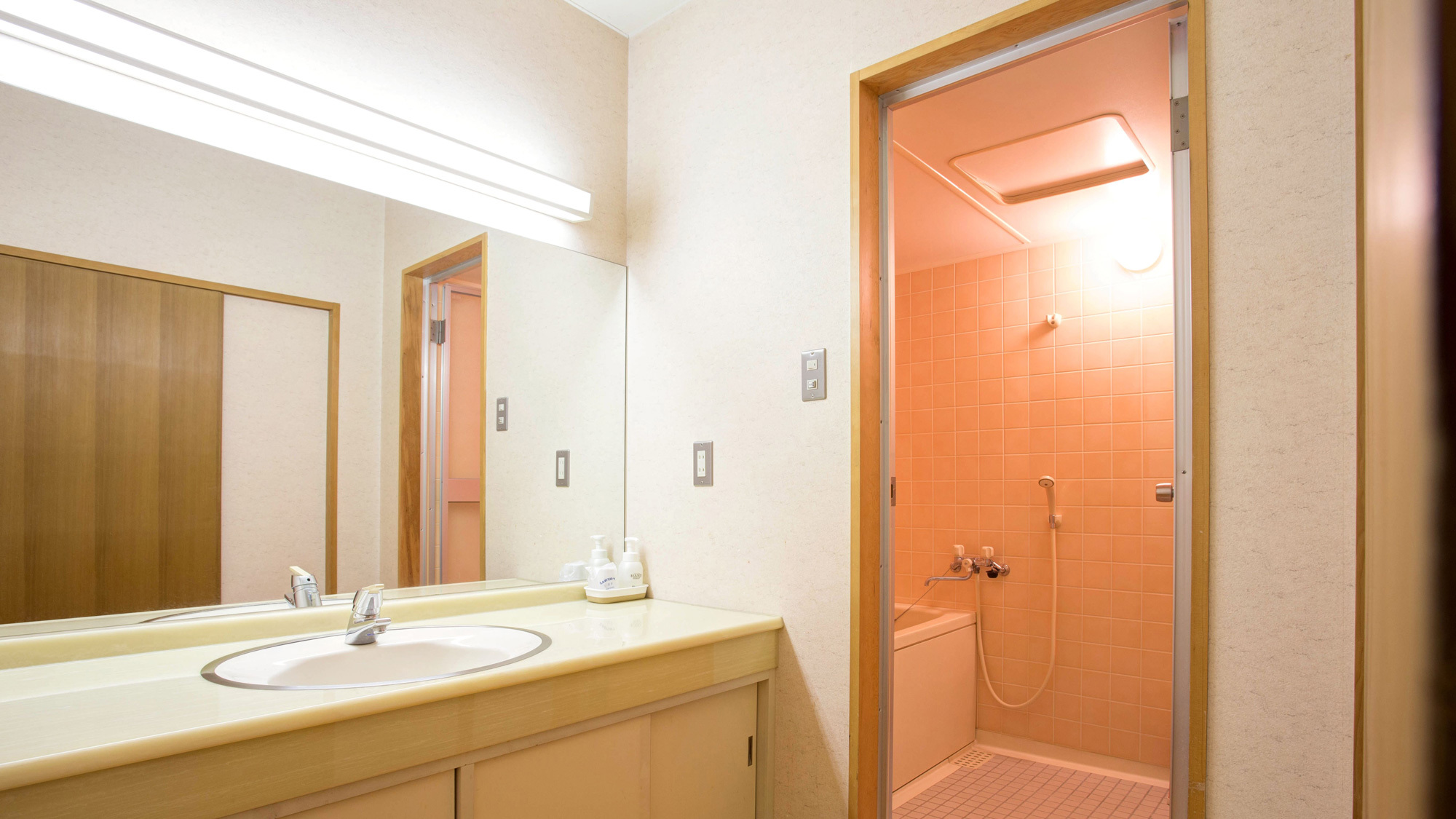 *【二間和室12畳+12畳（一例）】お部屋にはバスタブもついております。