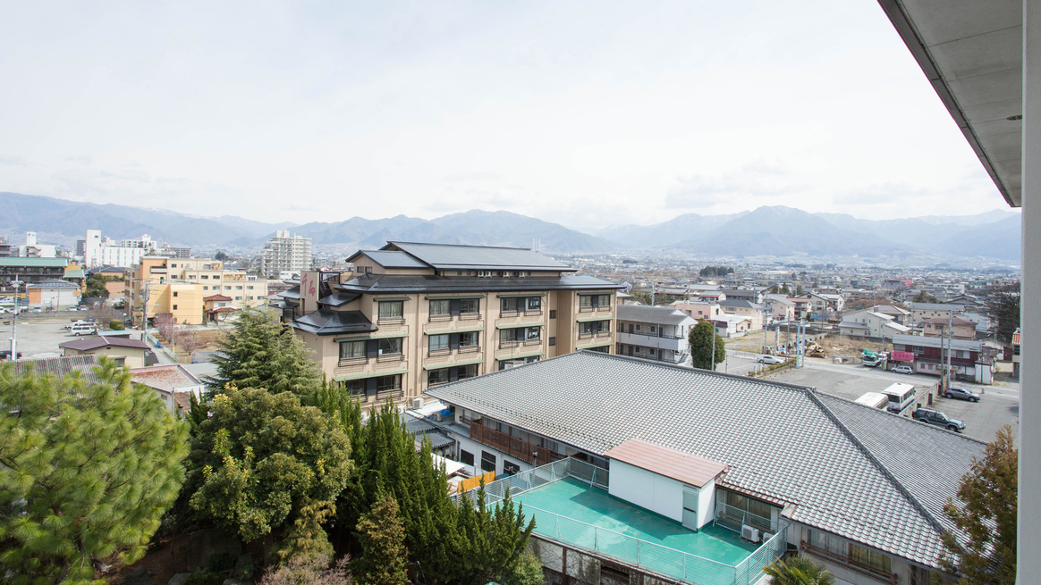 *【和室10畳（一例）】甲府盆地を取り巻く山々の景色をご覧いただけます