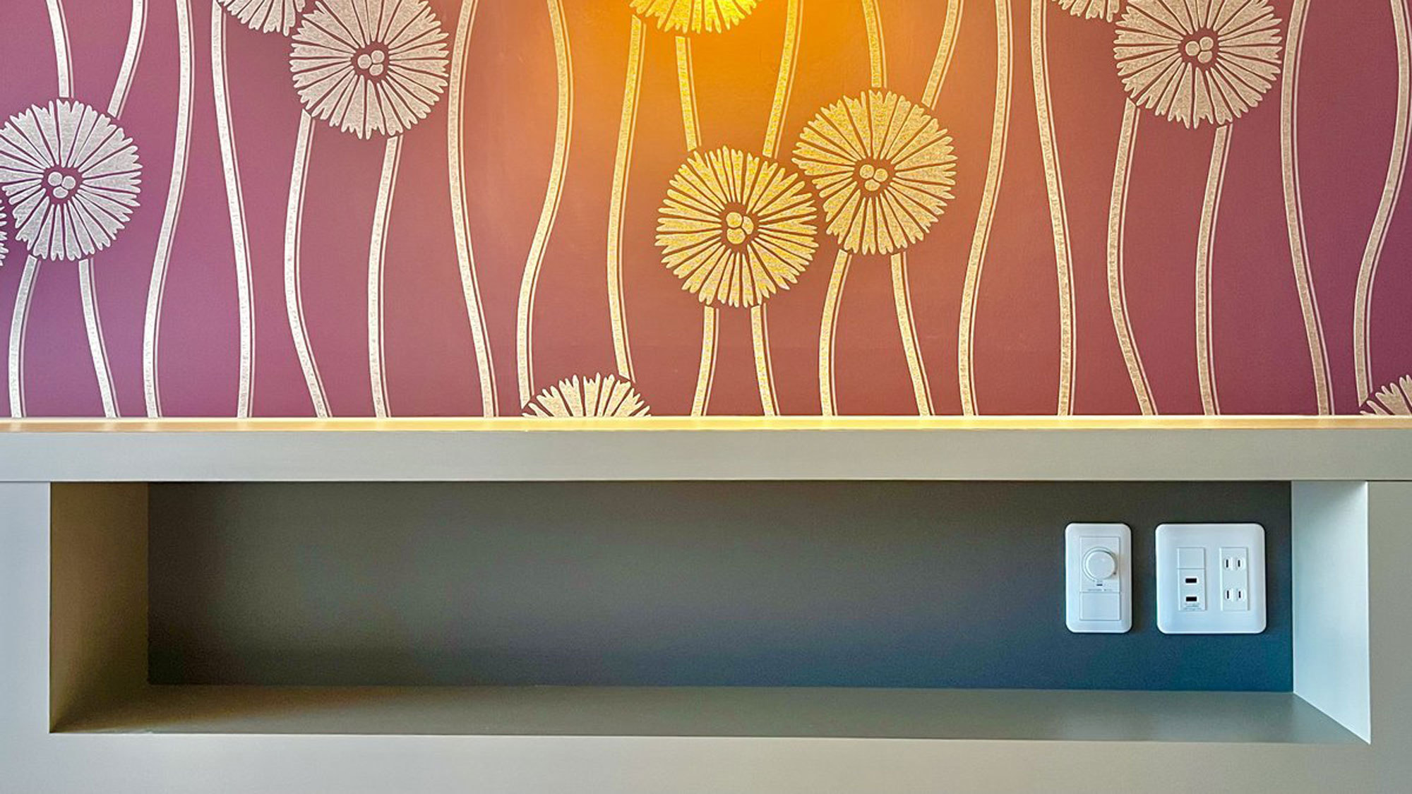 *【和モダン10畳（一例）】ベッドヘッドの棚には電源もあり、携帯電話などの充電や保管に活用可能