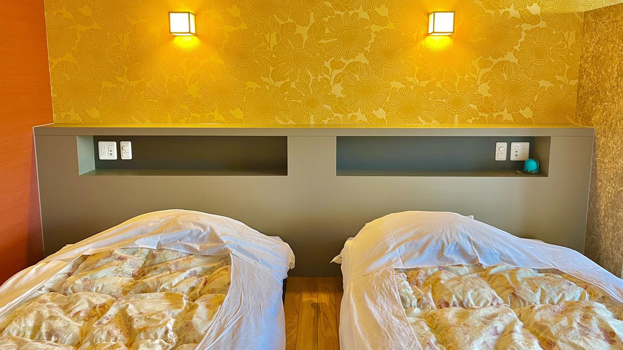 *【和モダン10畳（一例）】ベッドヘッドの棚には電源もあり、携帯電話などの充電や保管に活用可能