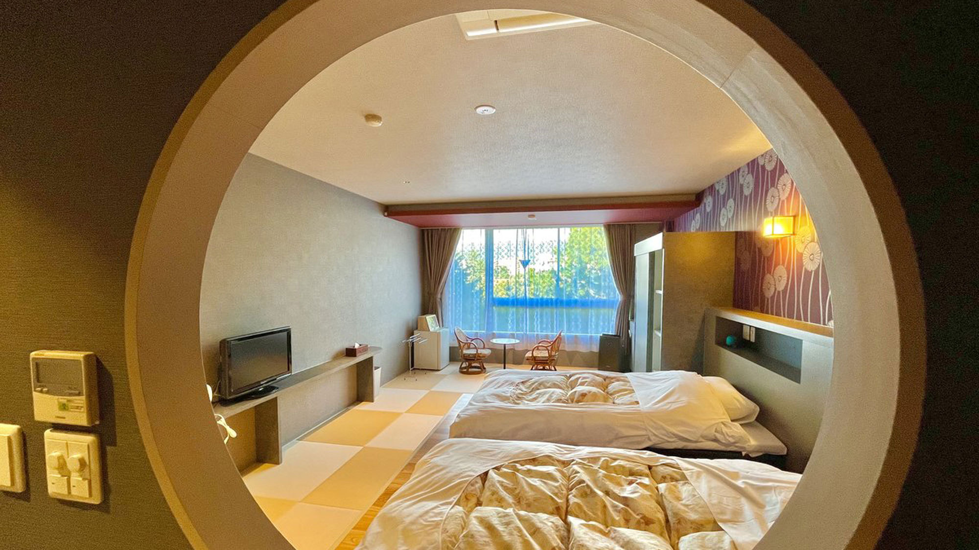 *【和モダン10畳（一例）】月のような丸いパーテーションが和モダンの雰囲気を醸し出しています