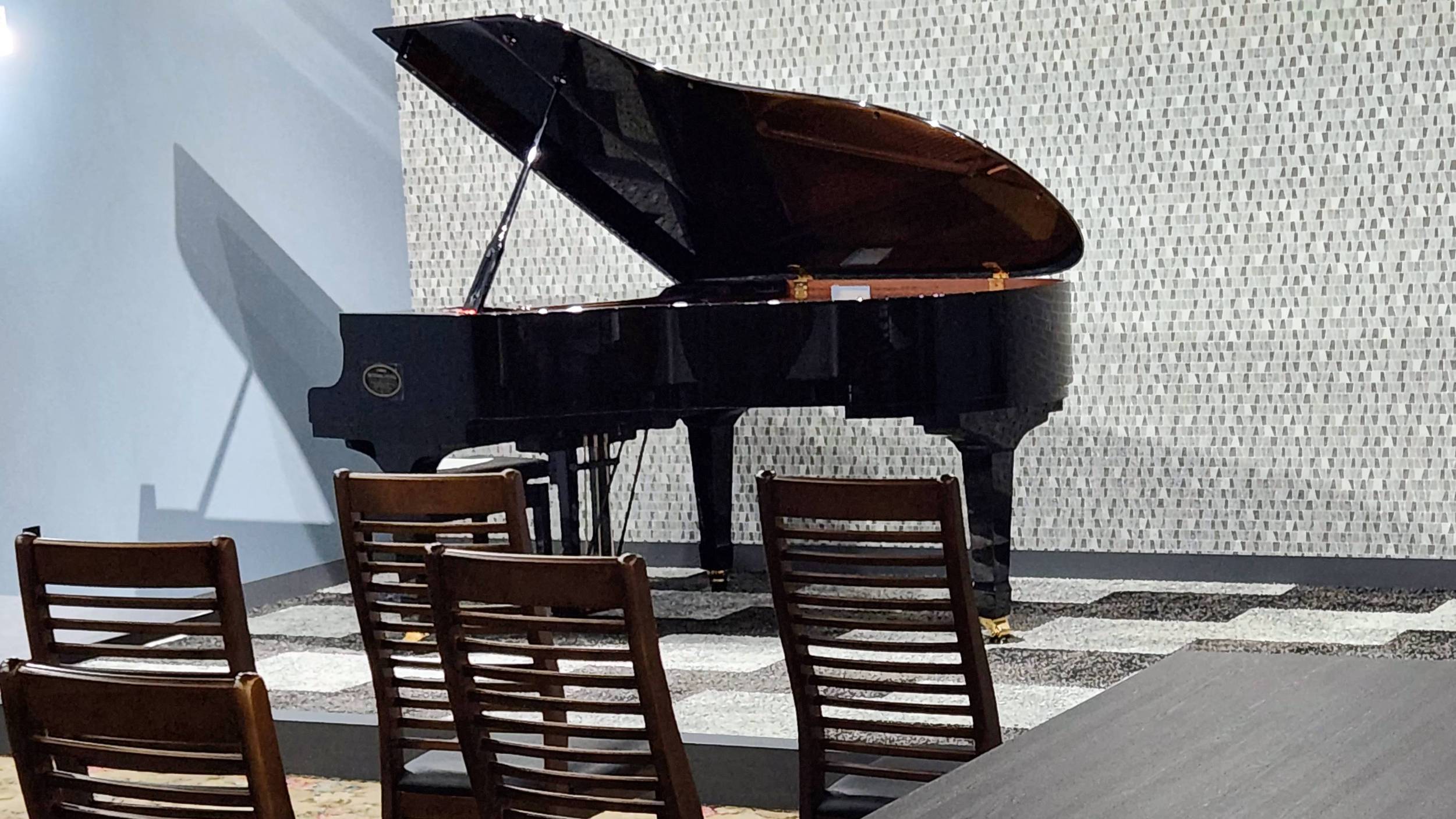 ◆グランドピアノ演奏ホール1時間付◆〜ピアノの弾ける宿〜小上がりステージ・鑑賞スペースを完備
