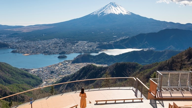 *FUJIYAMAツインテラス／テラスからのぞむ絶景の富士山（秋）