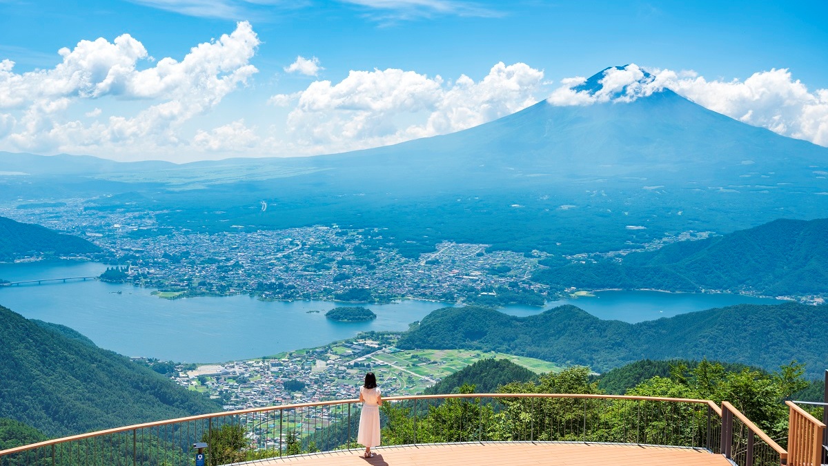 *FUJIYAMAツインテラス／テラスからのぞむ絶景の富士山（夏）