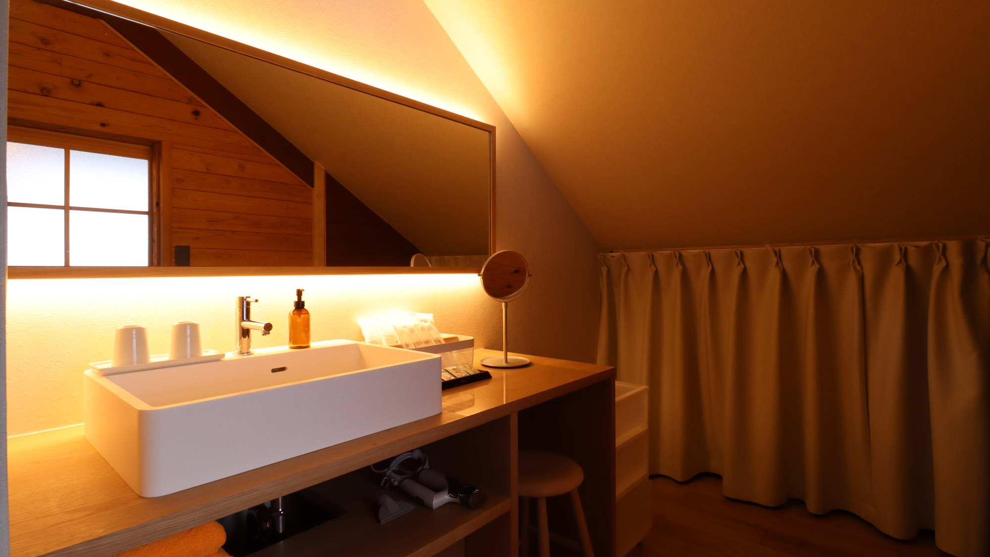 【たちばな】パウダールームは大きな鏡が使いやすい