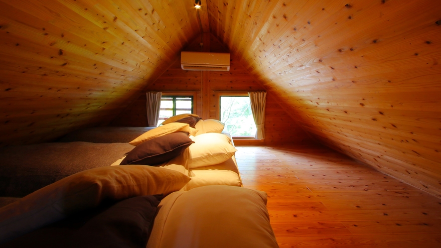 【もみじ】隠れ家のような屋根裏のベッドルームには専用の空調があるので快適
