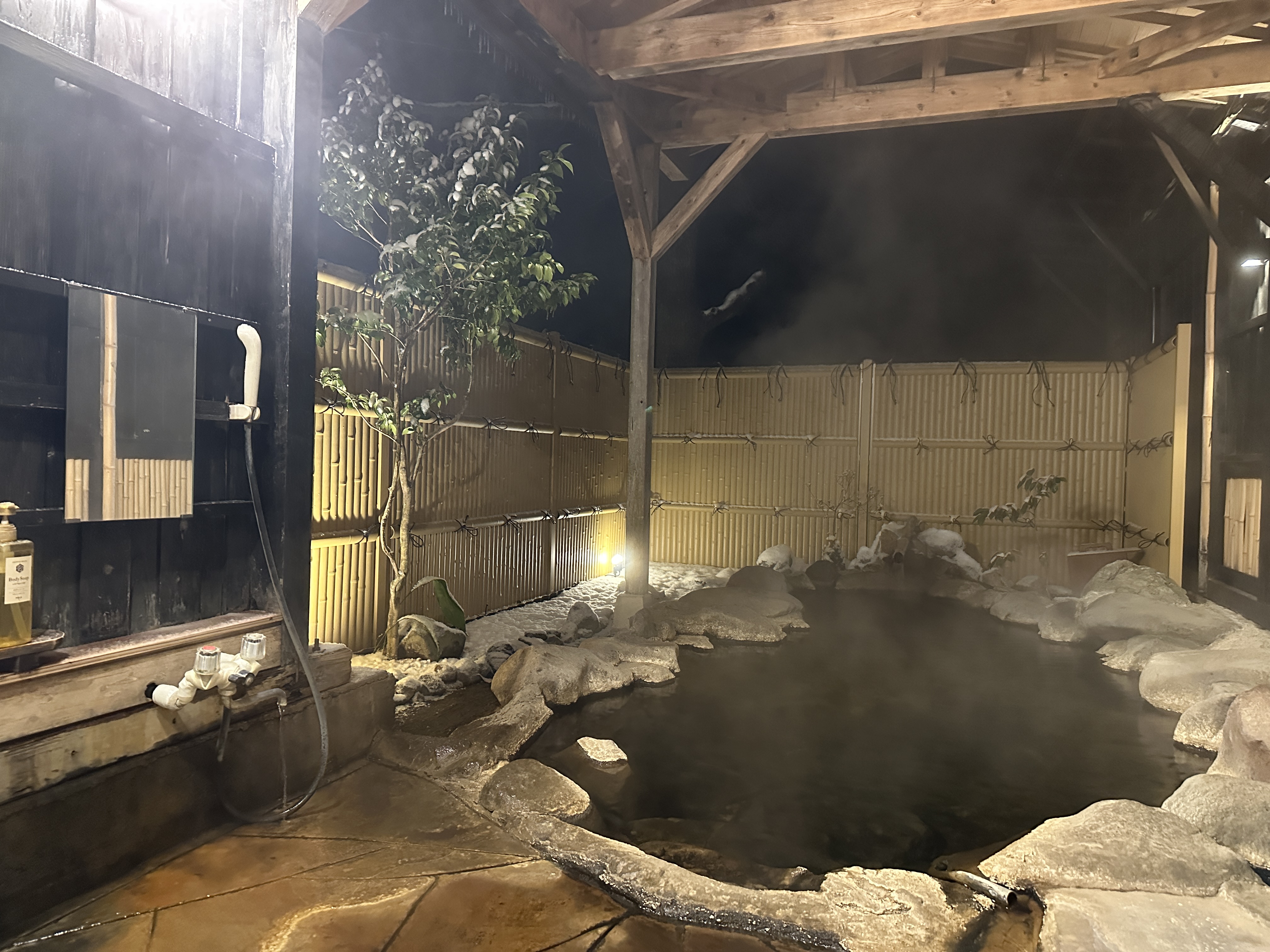 【藤の湯】源泉掛け流し温泉露天風呂(日替わり制) 夜の雰囲気