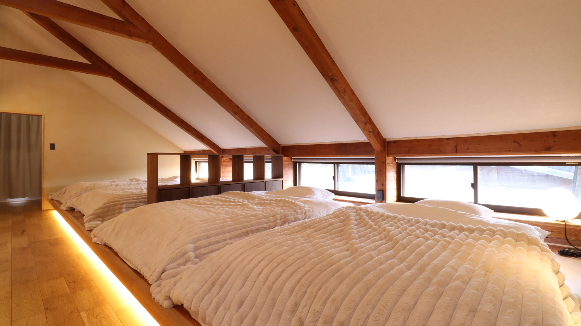 【たちばな】広々としたベッドが４つ、ファミリーやグループにおすすめです