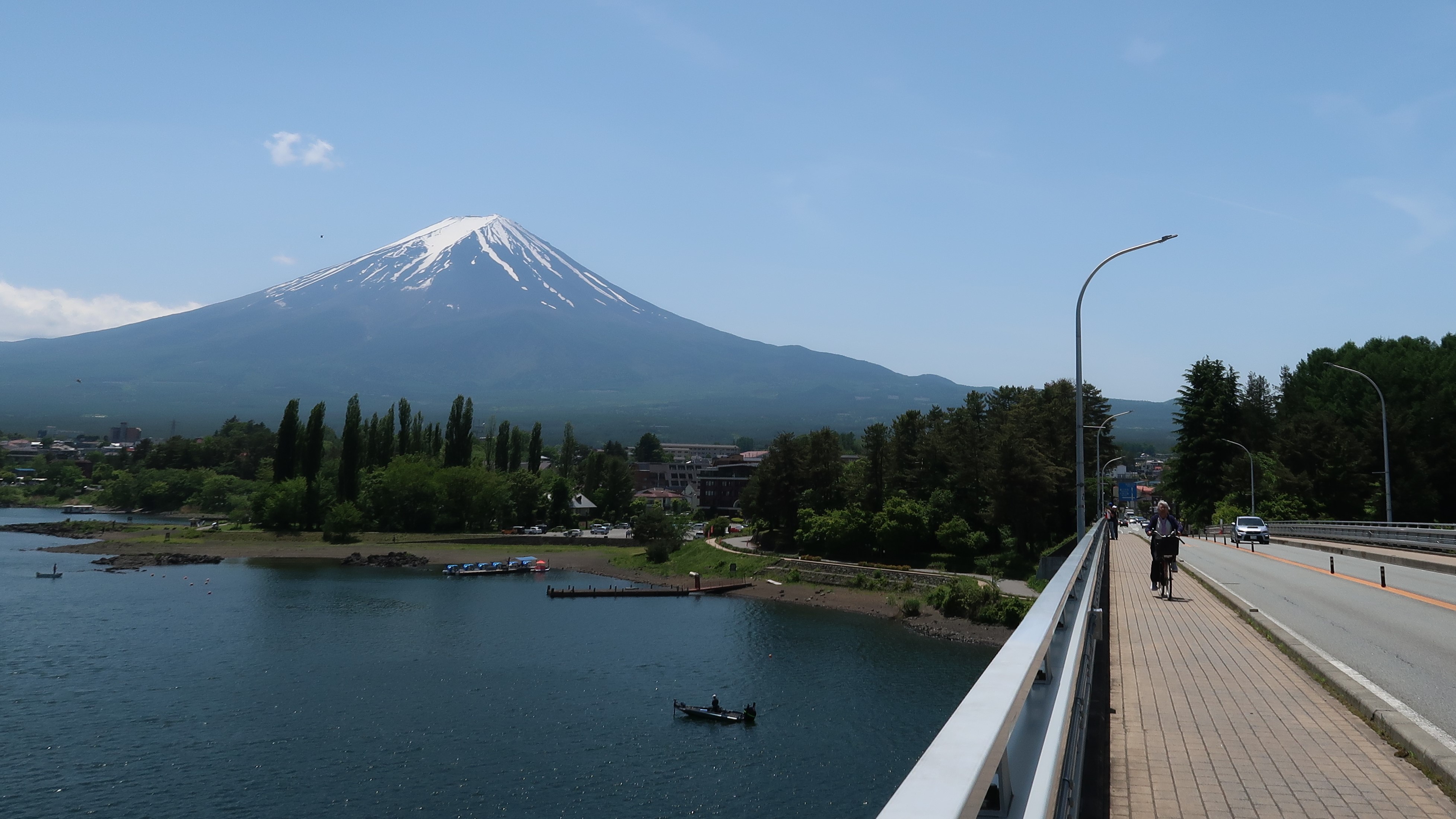 当館より徒歩5分の河口湖大橋の上から見える富士山と河口湖