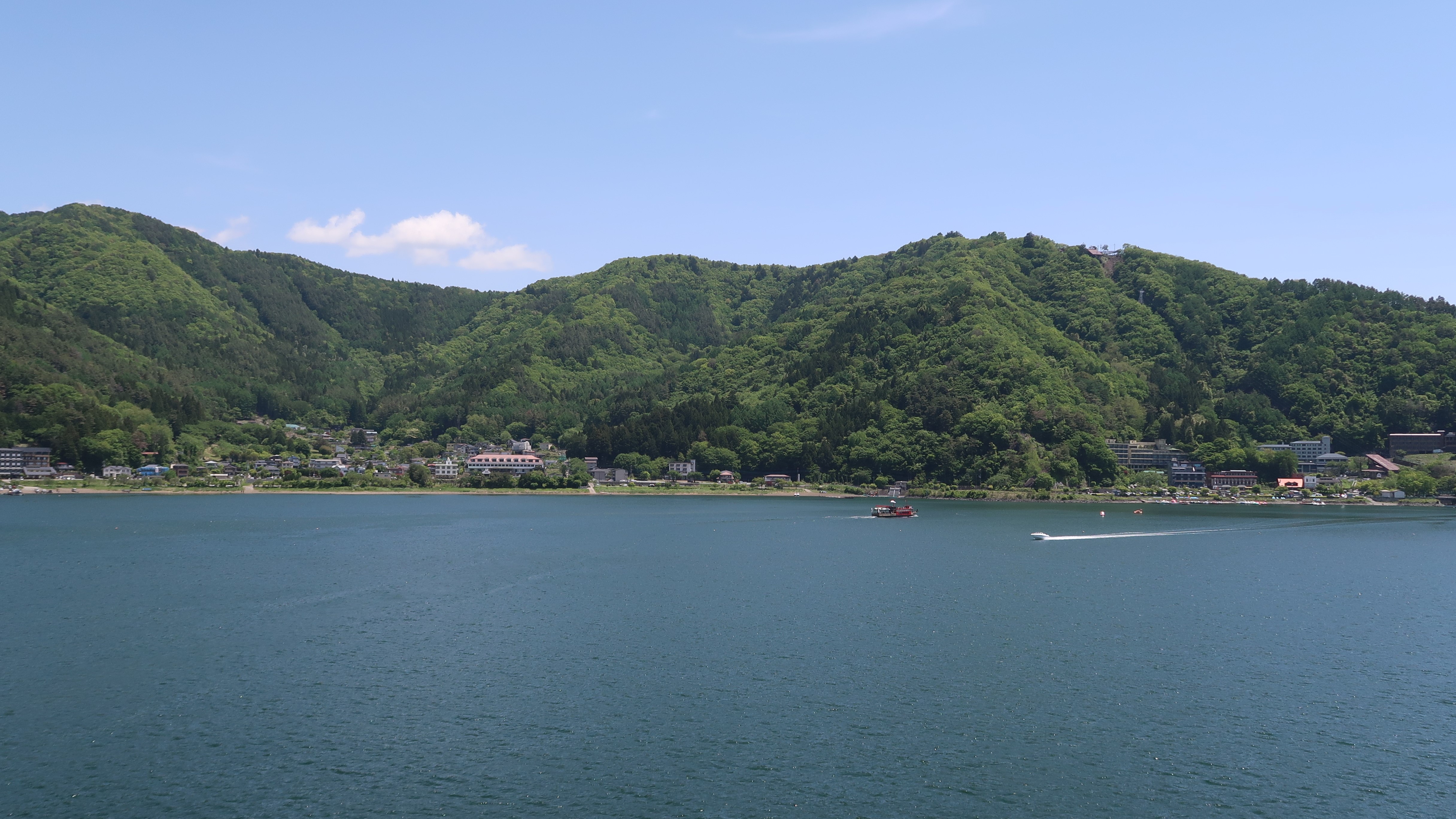 河口湖大橋上から見える河口湖と遊覧船「天晴（あっぱれ）」