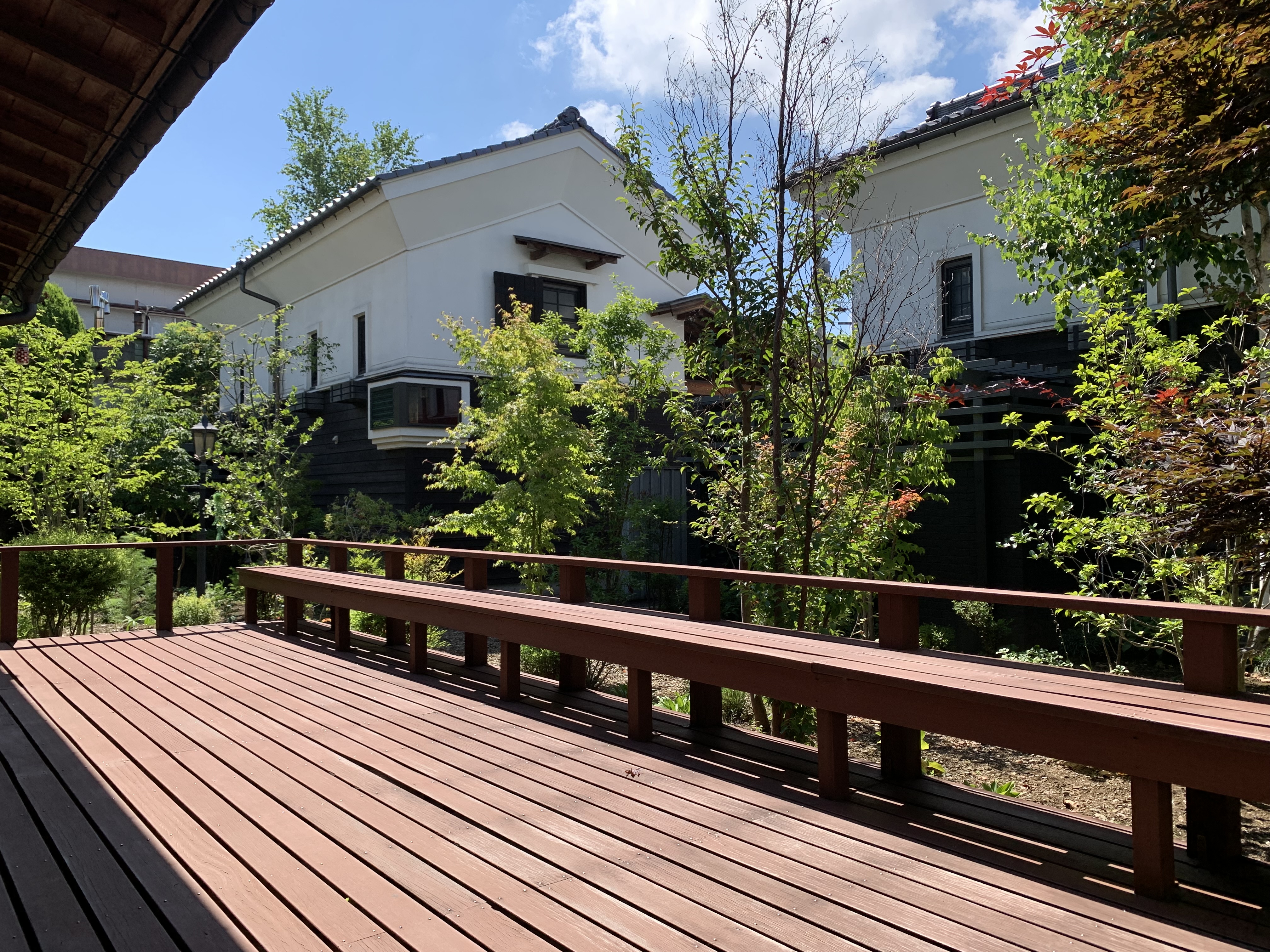 開放的なデッキで記念撮影や団らんを