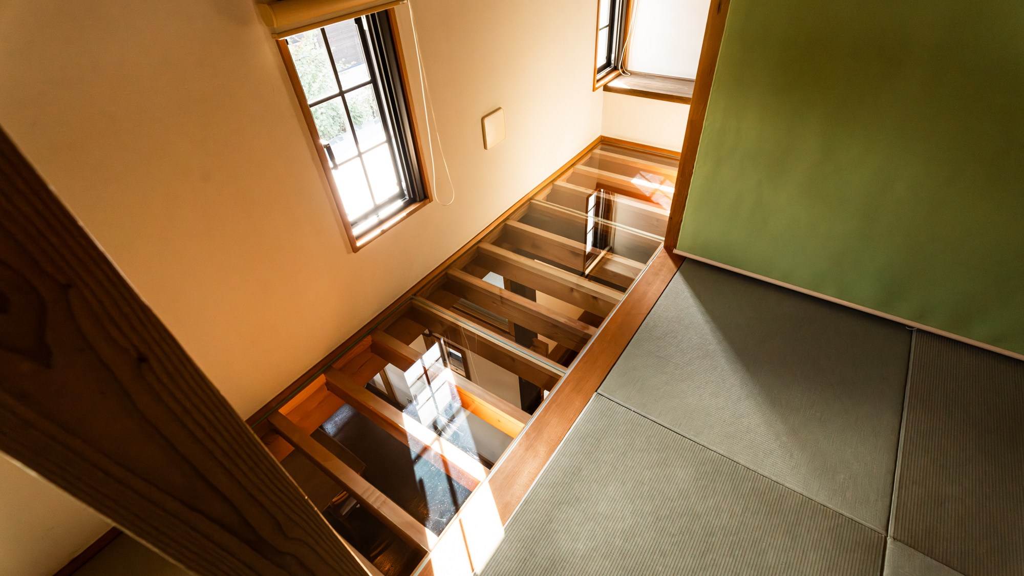 壱の蔵：2階：ガラスの下には1階の玄関とダイニングが見えます。高所恐怖症の方はご注意ください！