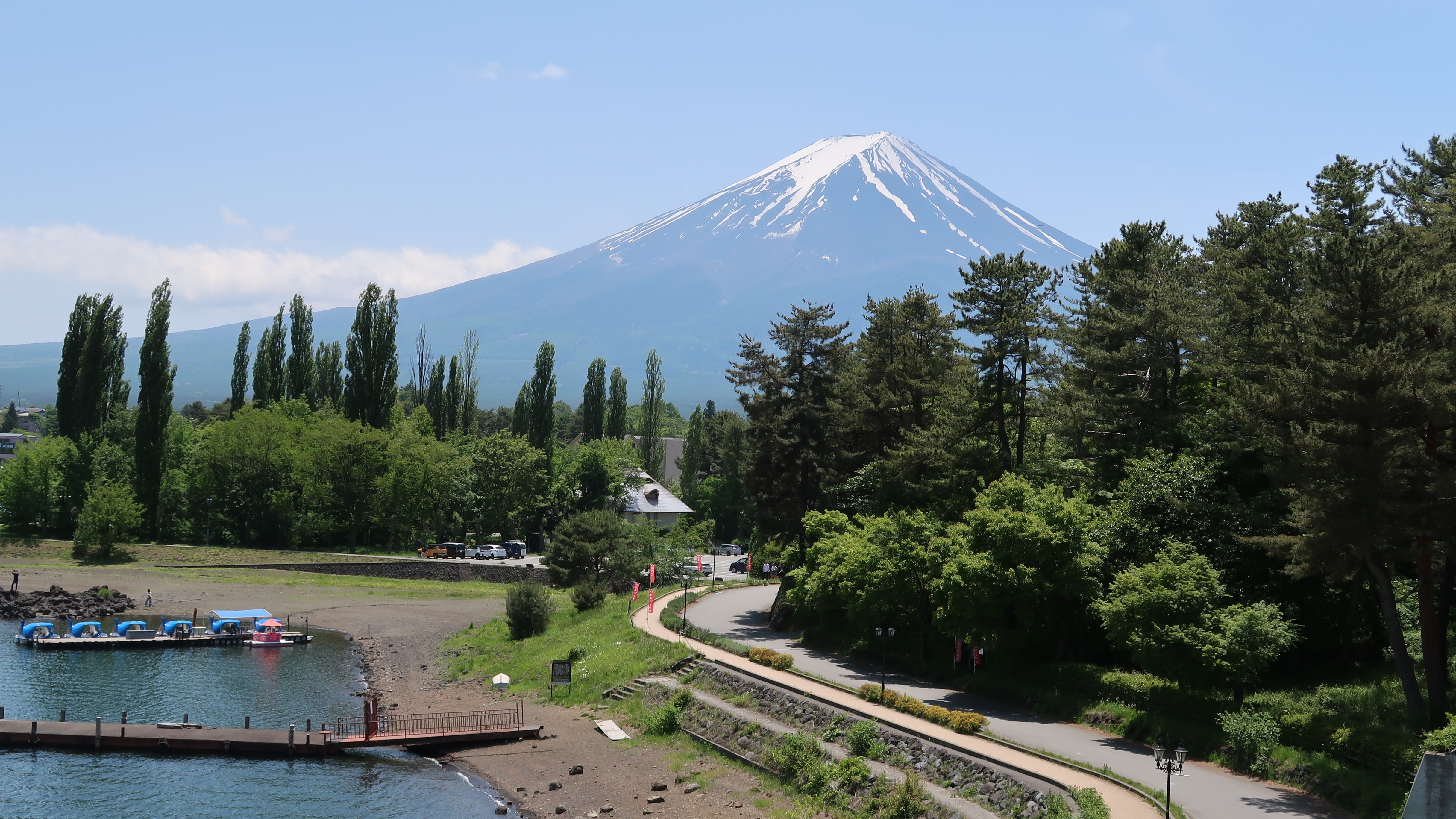 当館より徒歩5分の河口湖大橋側から見える富士山