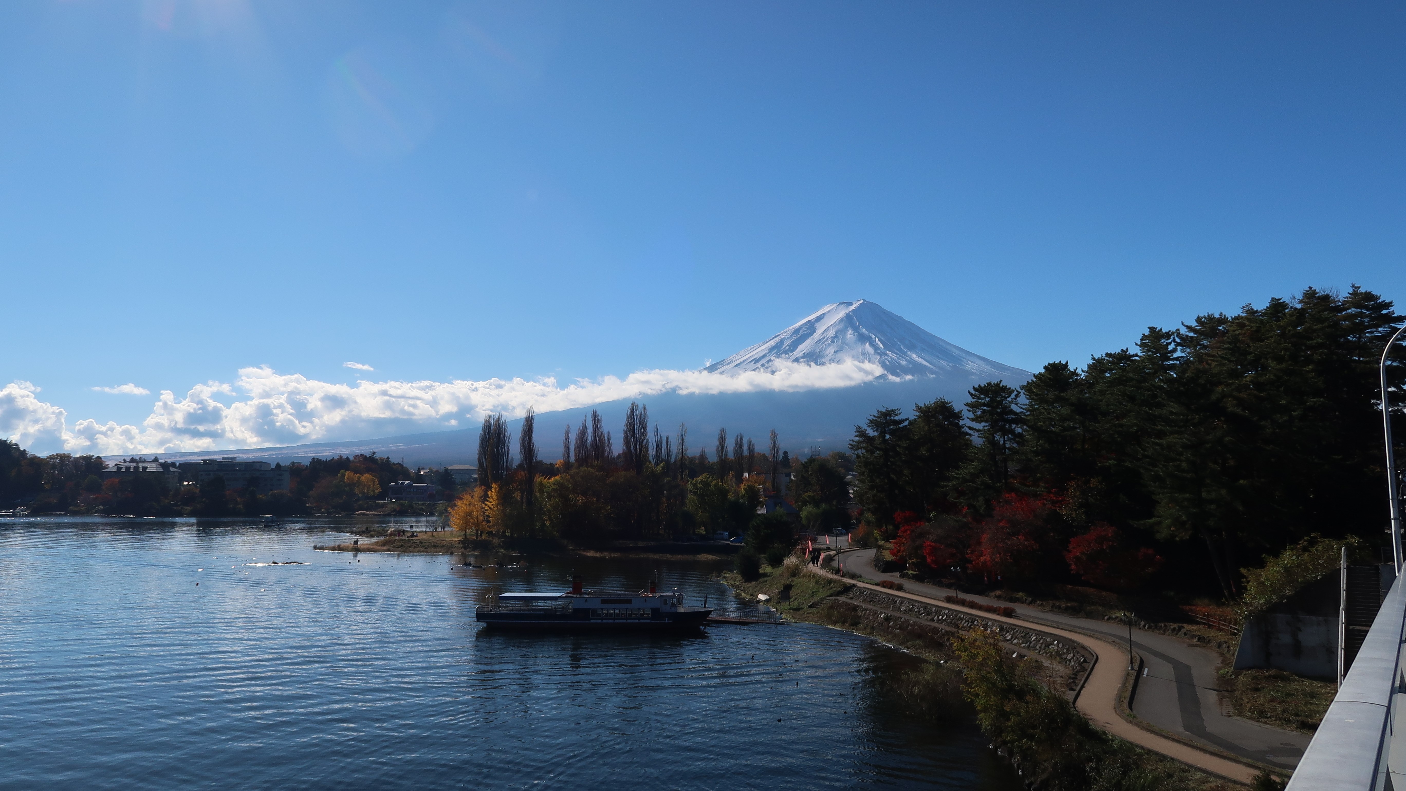 河口湖大橋の上から見える富士山と河口湖