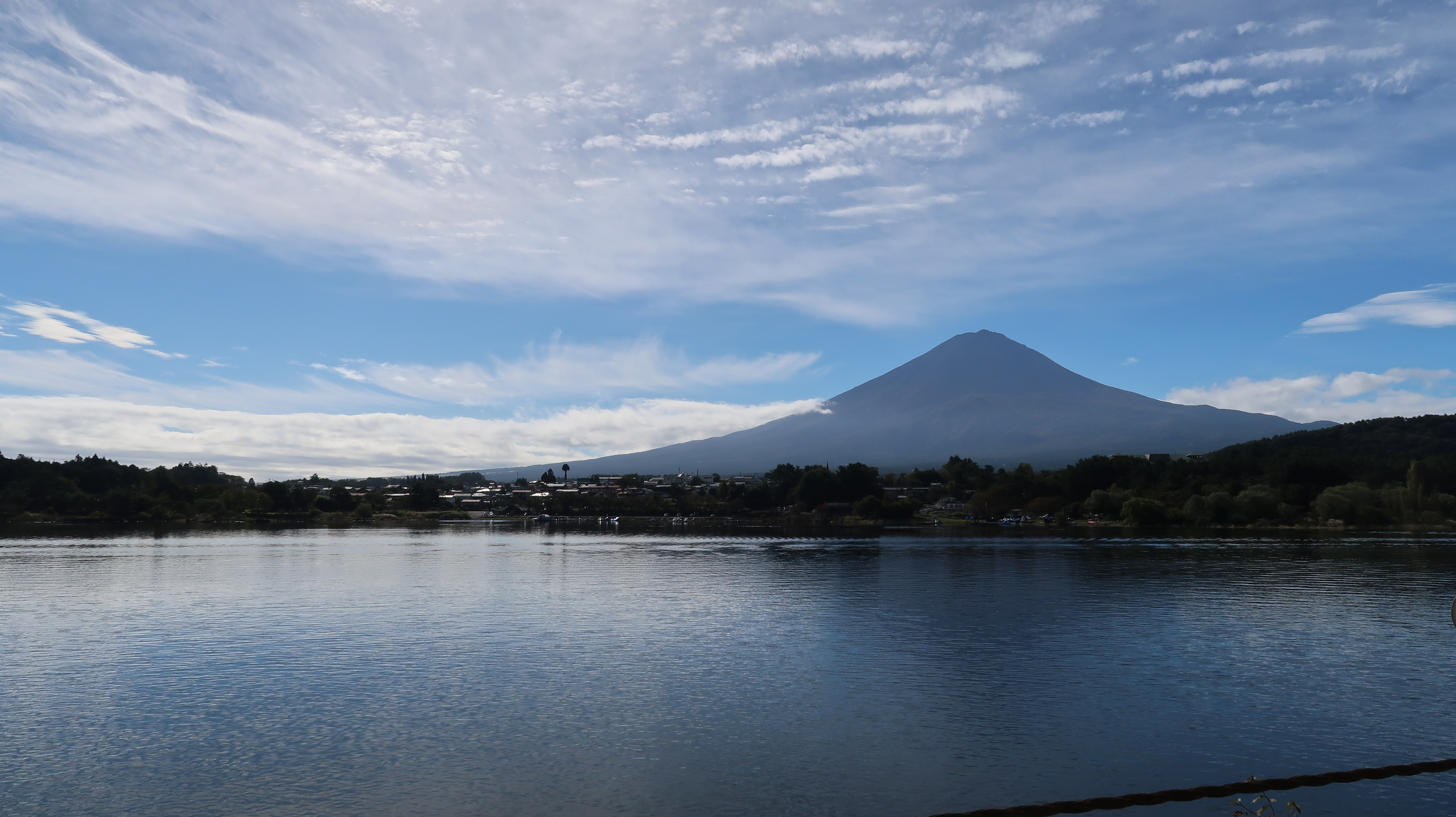 見えますか？湖面に富士山の影が映っています。堂々とした富士山