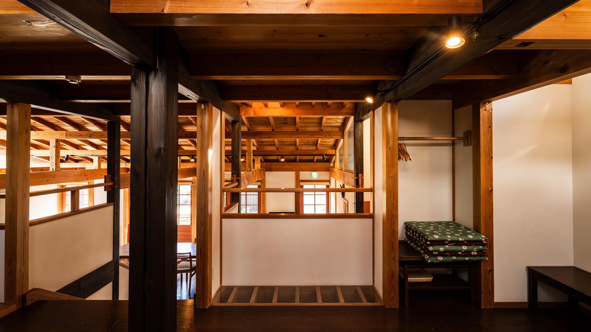 壱の蔵・弐の蔵：中2階：正面のガラスから半地下の一部が見えます