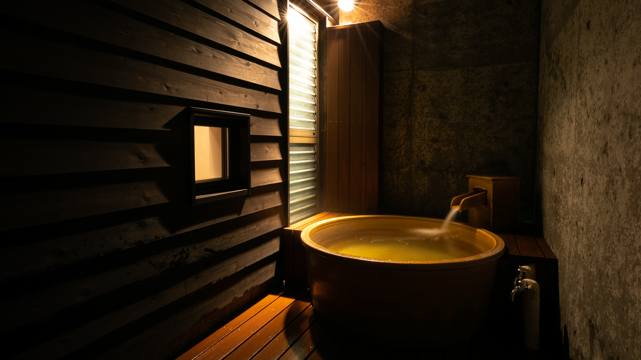 露天風呂です。3月下旬～12月下旬の期間にご利用いただけます。各棟にあり、チェックアウトまでのお好きな時間にご利用いただけます。