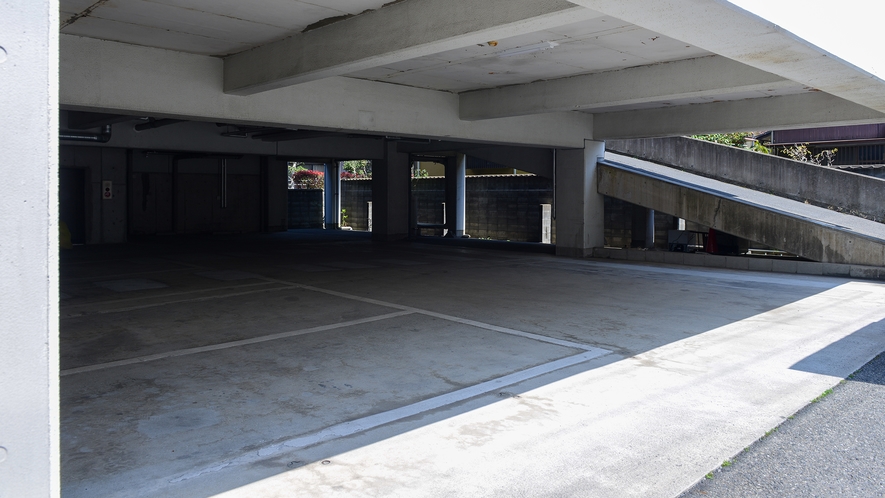 *当ホテル専用無料駐車場は３０台収容可能　内屋根付きもございます。
